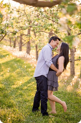 tandem-bike_engagement-portraits_apple-orchard_Kelowna_100_by-Kevin-Trowbridge