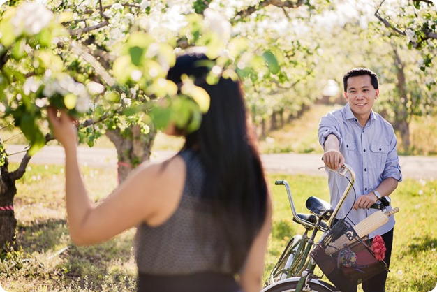 tandem-bike_engagement-portraits_apple-orchard_Kelowna_16_by-Kevin-Trowbridge