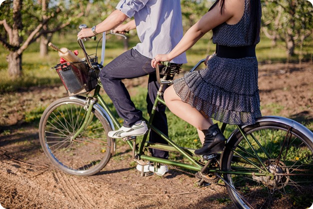 tandem-bike_engagement-portraits_apple-orchard_Kelowna_42_by-Kevin-Trowbridge