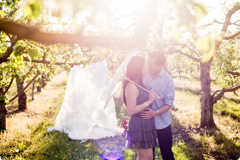 tandem-bike_engagement-portraits_apple-orchard_Kelowna_51_by-Kevin-Trowbridge