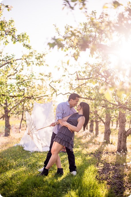 tandem-bike_engagement-portraits_apple-orchard_Kelowna_55_by-Kevin-Trowbridge