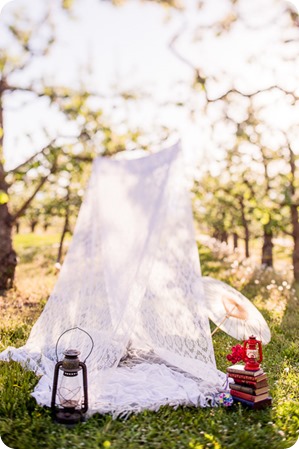 tandem-bike_engagement-portraits_apple-orchard_Kelowna_58_by-Kevin-Trowbridge