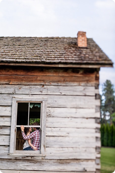 Kelowna-vintage-truck-engagement-session_heritage-orchard-photos103_by-Kevin-Trowbridge