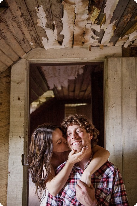 Kelowna-vintage-truck-engagement-session_heritage-orchard-photos107_by-Kevin-Trowbridge