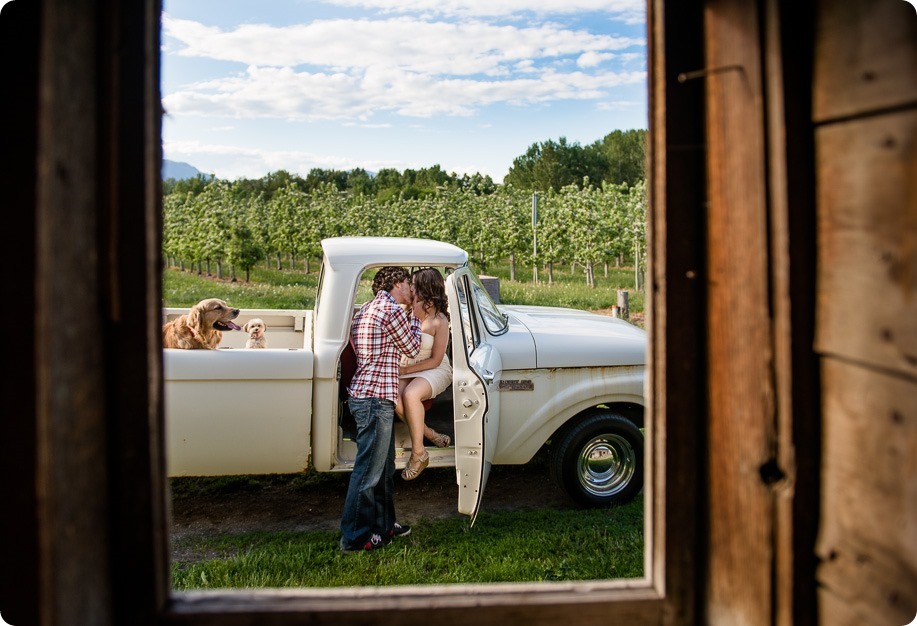 Kelowna-vintage-truck-engagement-session_heritage-orchard-photos20_by-Kevin-Trowbridge