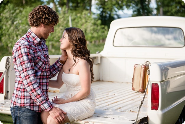 Kelowna-vintage-truck-engagement-session_heritage-orchard-photos27_by-Kevin-Trowbridge