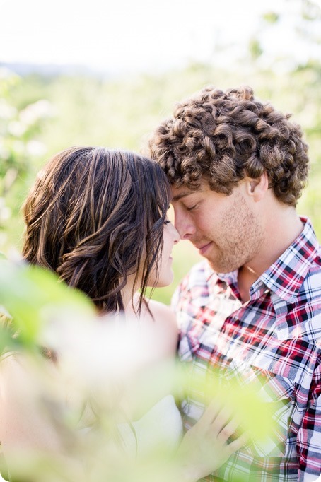 Kelowna-vintage-truck-engagement-session_heritage-orchard-photos41_by-Kevin-Trowbridge