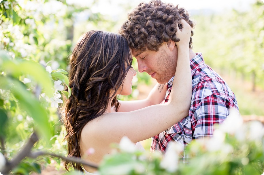 Kelowna-vintage-truck-engagement-session_heritage-orchard-photos42_by-Kevin-Trowbridge