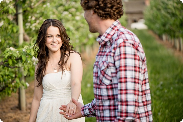 Kelowna-vintage-truck-engagement-session_heritage-orchard-photos48_by-Kevin-Trowbridge