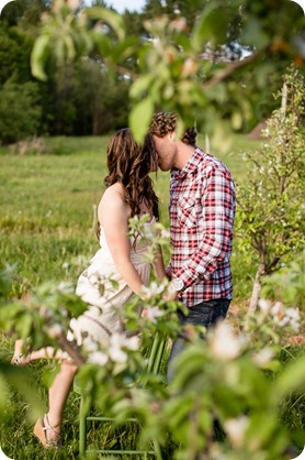 Kelowna-vintage-truck-engagement-session_heritage-orchard-photos51_by-Kevin-Trowbridge