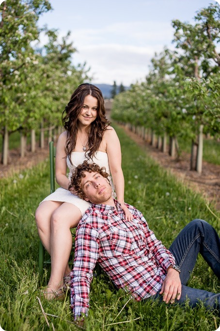 Kelowna-vintage-truck-engagement-session_heritage-orchard-photos56_by-Kevin-Trowbridge