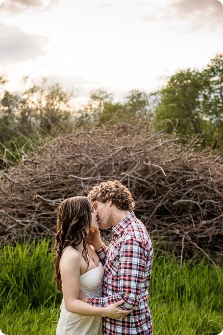 Kelowna-vintage-truck-engagement-session_heritage-orchard-photos61_by-Kevin-Trowbridge