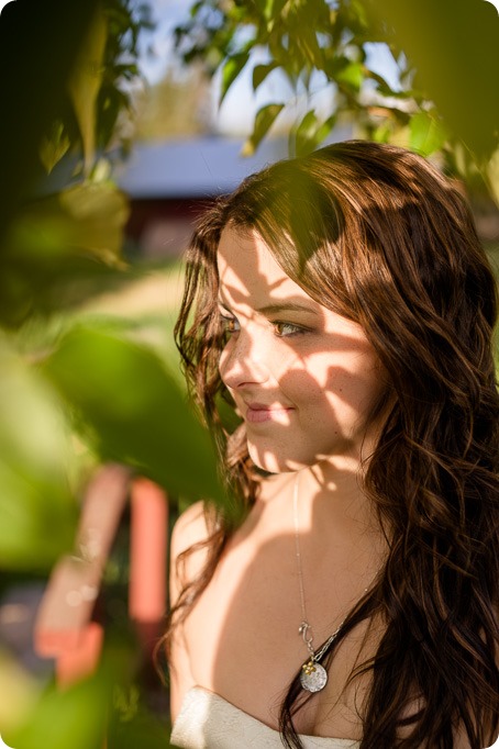 Kelowna-vintage-truck-engagement-session_heritage-orchard-photos78_by-Kevin-Trowbridge