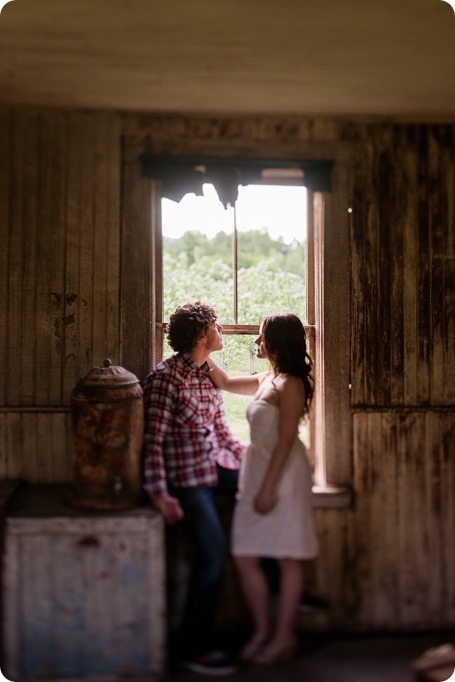 Kelowna-vintage-truck-engagement-session_heritage-orchard-photos99_by-Kevin-Trowbridge