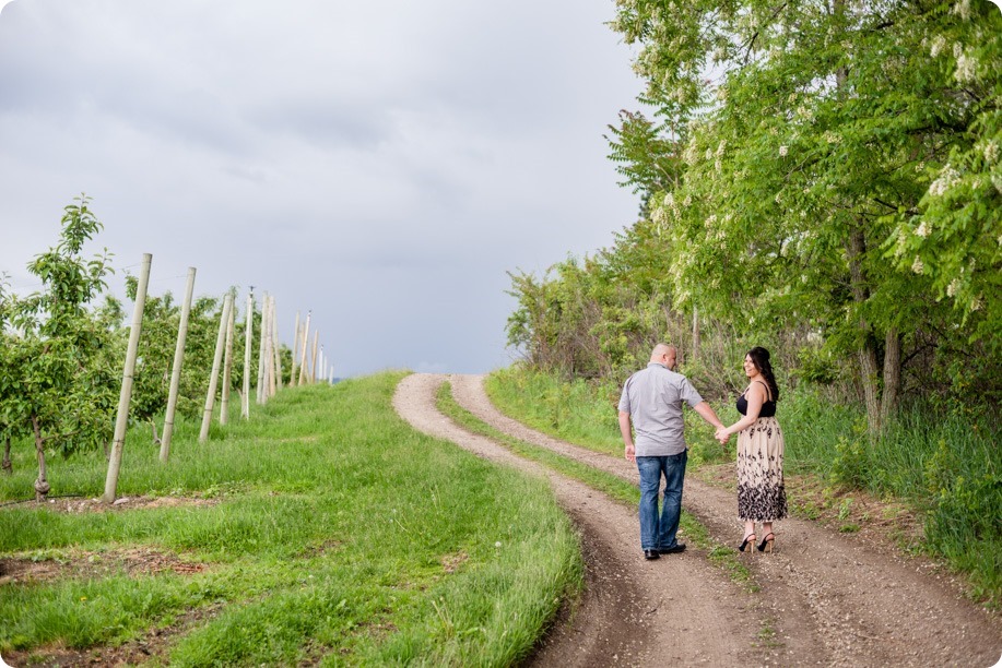 Okanagan-Centre-engagement-session_vineyard-lake-portraits_07_by-Kevin-Trowbridge