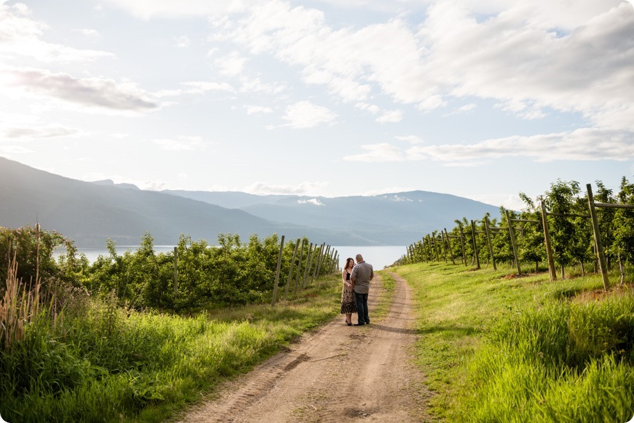 Okanagan-Centre-engagement-session_vineyard-lake-portraits_48_by-Kevin-Trowbridge