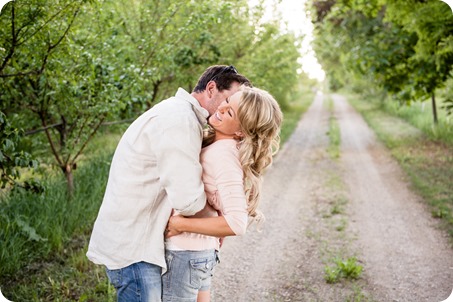 farm-engagement-session_dachshund-dogs_Okanagan_07_by-Kevin-Trowbridge