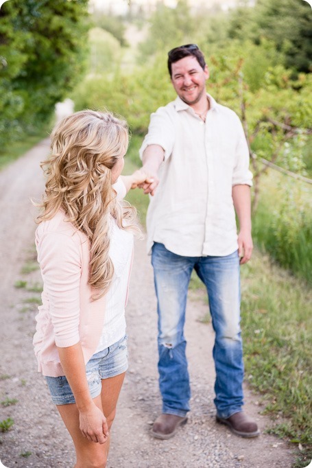 farm-engagement-session_dachshund-dogs_Okanagan_18_by-Kevin-Trowbridge