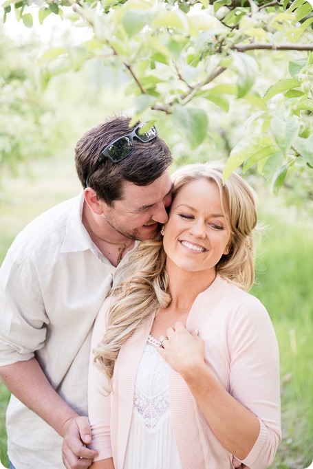 farm-engagement-session_dachshund-dogs_Okanagan_21_by-Kevin-Trowbridge