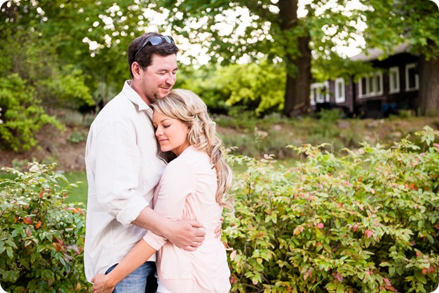 farm-engagement-session_dachshund-dogs_Okanagan_25_by-Kevin-Trowbridge