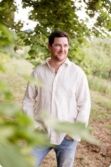 farm-engagement-session_dachshund-dogs_Okanagan_38_by-Kevin-Trowbridge