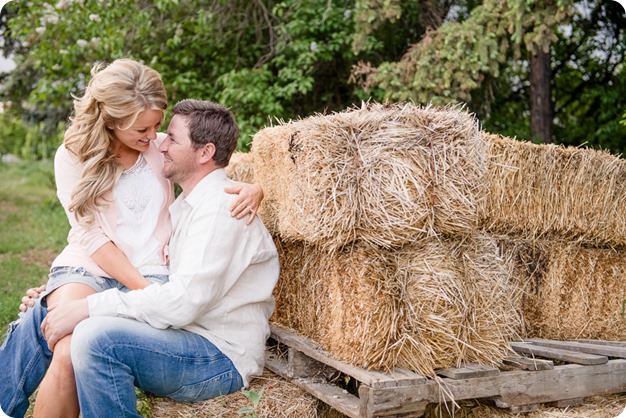 farm-engagement-session_dachshund-dogs_Okanagan_86_by-Kevin-Trowbridge