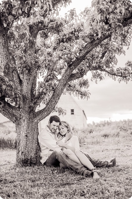 farm-engagement-session_dachshund-dogs_Okanagan_88_by-Kevin-Trowbridge