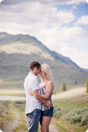 Okanagan-desert-engagement-session_sunset-couples-portraits_05_by-Kevin-Trowbridge