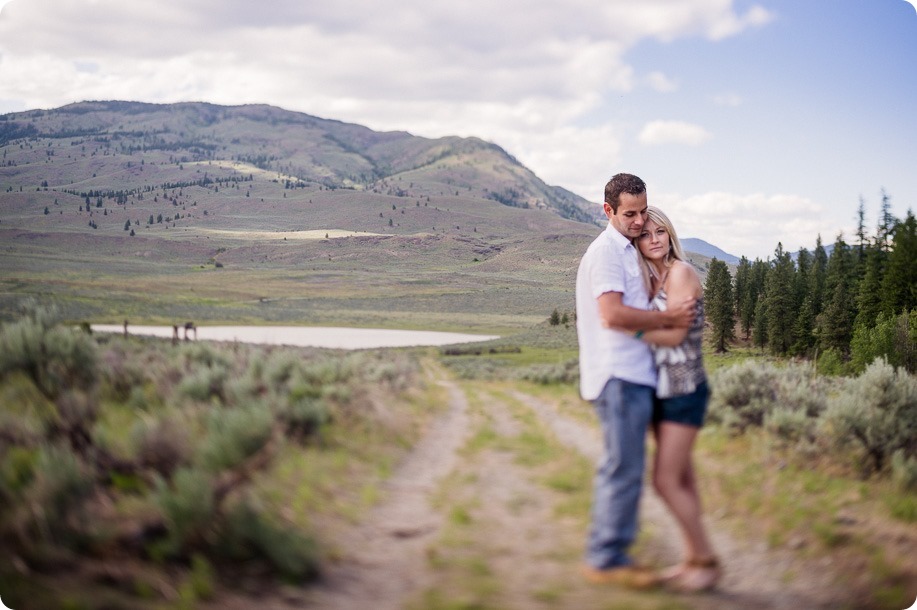 Okanagan-desert-engagement-session_sunset-couples-portraits_07_by-Kevin-Trowbridge