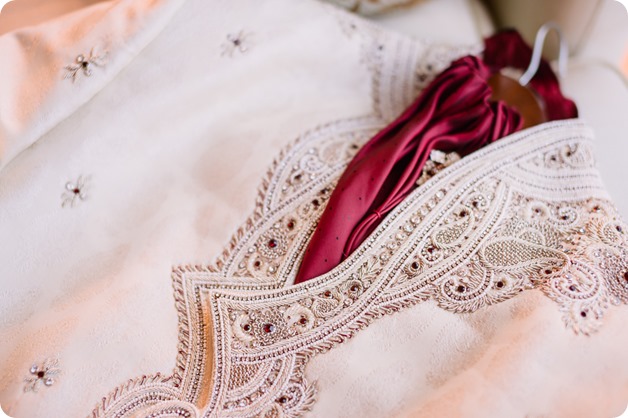 Hindu-wedding-ceremony_Kelowna_Cedar-Creek_Sparkling-Hill_grooms-turban_01_by-Kevin-Trowbridge