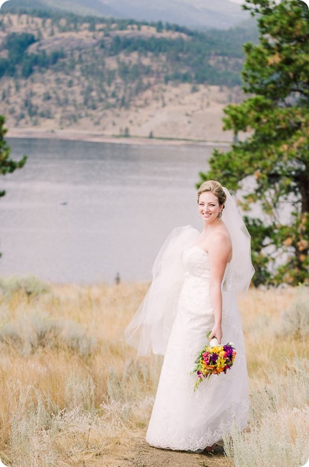 Kelowna-wedding-photographer_Harvest-Golf-Club_colourful-decor-theme_2749_by-Kevin-Trowbridge