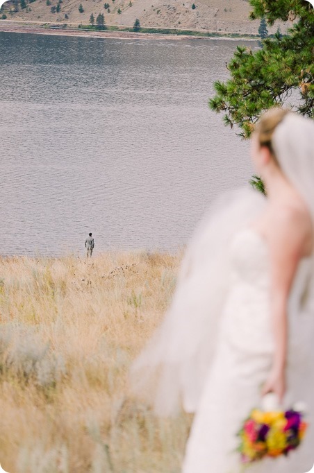 Kelowna-wedding-photographer_Harvest-Golf-Club_colourful-decor-theme_2753_by-Kevin-Trowbridge