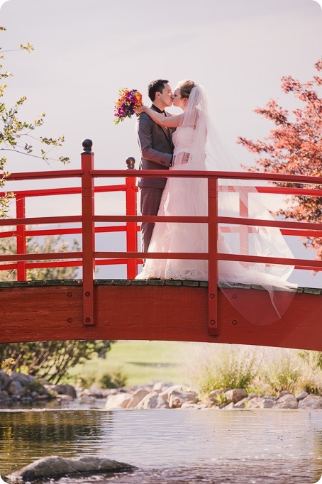 Kelowna-wedding-photographer_Harvest-Golf-Club_colourful-decor-theme_40103_by-Kevin-Trowbridge