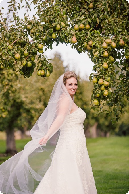 Kelowna-wedding-photographer_Harvest-Golf-Club_colourful-decor-theme_40176_by-Kevin-Trowbridge