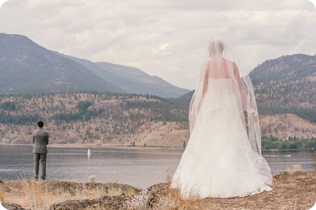 Kelowna-wedding-photographer_Harvest-Golf-Club_colourful-decor-theme_49243_by-Kevin-Trowbridge