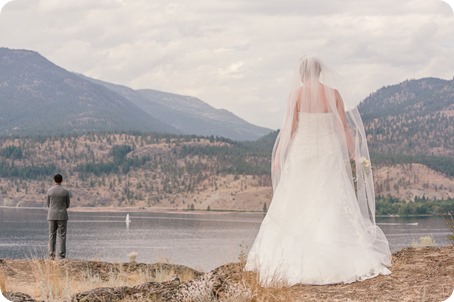 Kelowna-wedding-photographer_Harvest-Golf-Club_colourful-decor-theme_49243_by-Kevin-Trowbridge