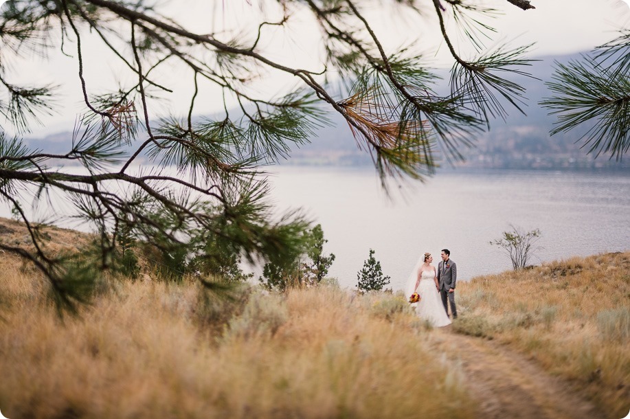 Kelowna-wedding-photographer_Harvest-Golf-Club_colourful-decor-theme_49527_by-Kevin-Trowbridge