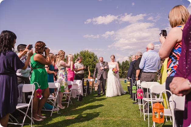 Kelowna-wedding-photographer_Harvest-Golf-Club_colourful-decor-theme_49748_by-Kevin-Trowbridge