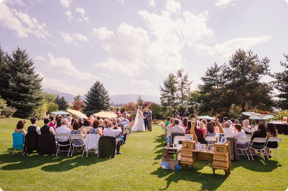 Kelowna-wedding-photographer_Harvest-Golf-Club_colourful-decor-theme_49804_by-Kevin-Trowbridge