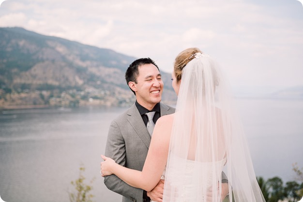 Kelowna-wedding-photographer_Harvest-Golf-Club_colourful-decor-theme_83374_by-Kevin-Trowbridge