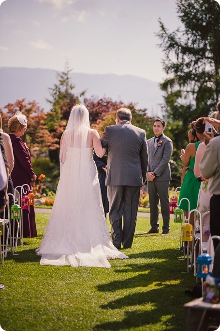 Kelowna-wedding-photographer_Harvest-Golf-Club_colourful-decor-theme_84027_by-Kevin-Trowbridge