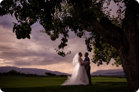 Kelowna-wedding-photographer_Harvest-Golf-Club_colourful-decor-theme_84479_by-Kevin-Trowbridge