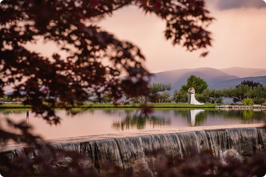 Kelowna-wedding-photographer_Harvest-Golf-Club_colourful-decor-theme_84750_by-Kevin-Trowbridge