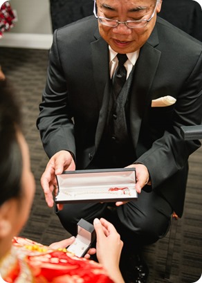 Traditional-Chinese-Tea-Ceremony-Summerhill-wedding-Kelowna-photographer_80_by-Kevin-Trowbridge