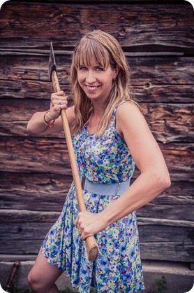 Zombie-engagement-session_walking-dead-attack_father-pandosy_Kelowna-photographer_80_by-Kevin-Trowbridge