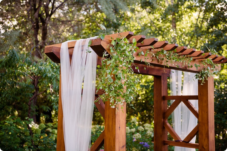 Kaleden-wedding_Linden-Gardens_vineyards-Okanagan-photographer_155624_by-Kevin-Trowbridge