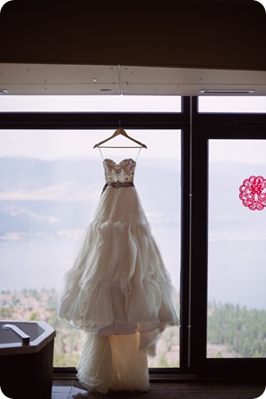 Sparkling-Hill-wedding_glamourous-crystal-decor_Lazaro-bridal-gown_08_by-Kevin-Trowbridge