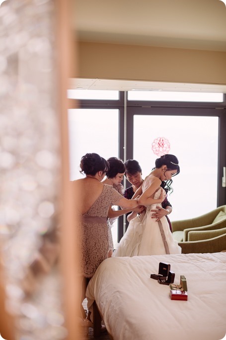 Sparkling-Hill-wedding_glamourous-crystal-decor_Lazaro-bridal-gown_20_by-Kevin-Trowbridge