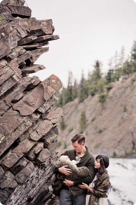 Banff-portraits_moss-forest_Fairmont-bohemian-family-session-newborn_04_by-Kevin-Trowbridge