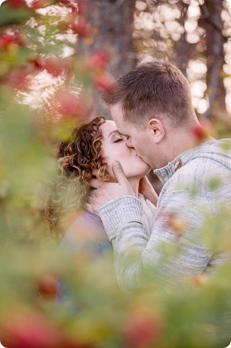 Kelowna-wedding-photographer_Okanagan-engagement-session-Fintry-park__41344_by-Kevin-Trowbridge